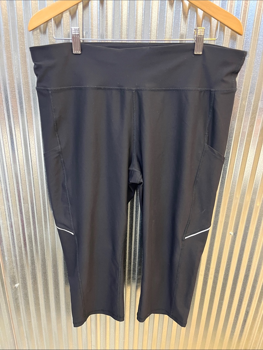 Xersion Black Capri Leggings with Side Pockets and Reflective Accents